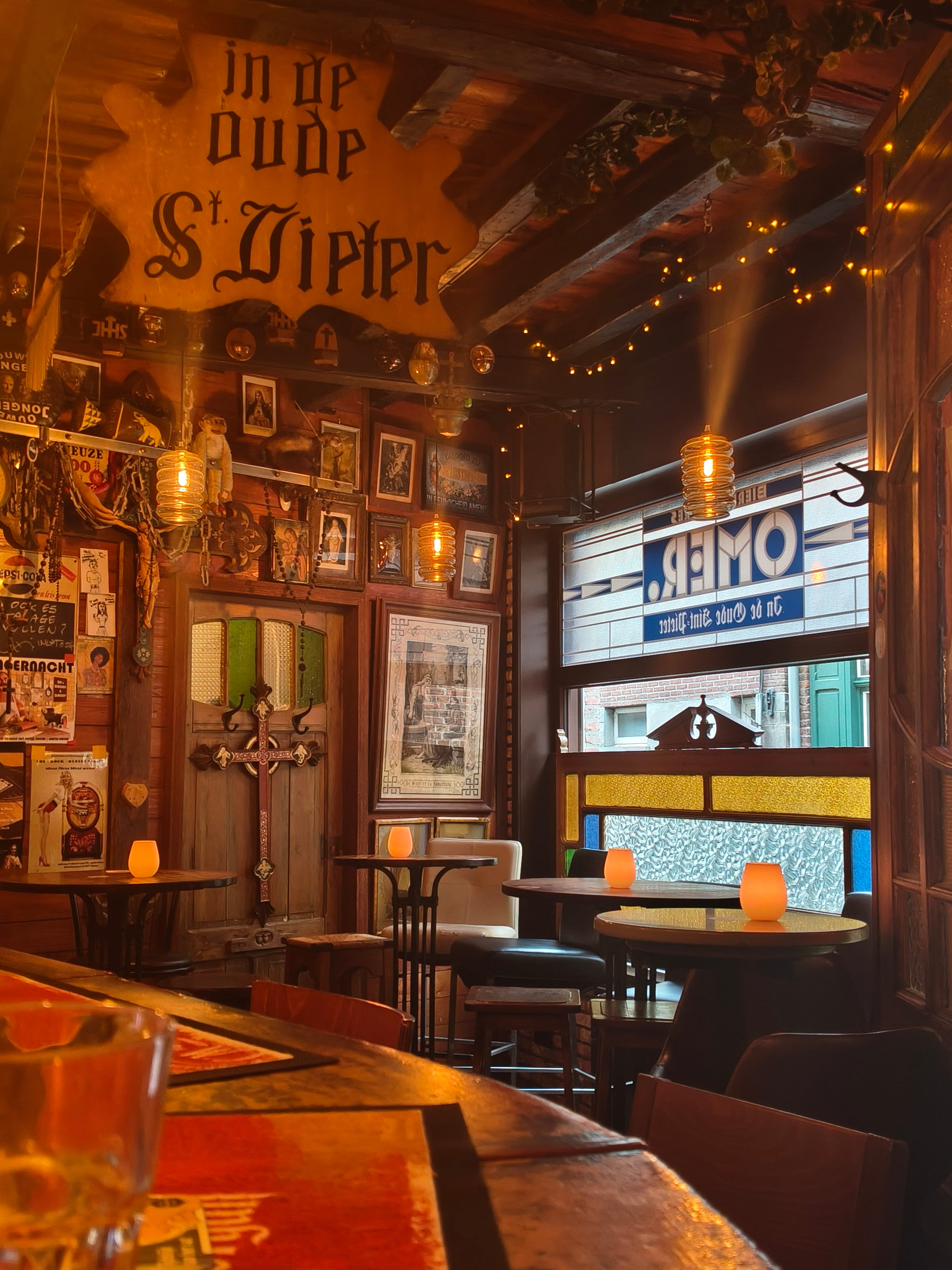 Een gezellige en knusse zithoek in het authentieke bruine café